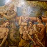 ...mentre alle loro spalle altri due soggetti trasportano a spalla il fusto di una colonna il cui capitello giace tra le braccia di una figura femminile sontuosamente vestita di rosso